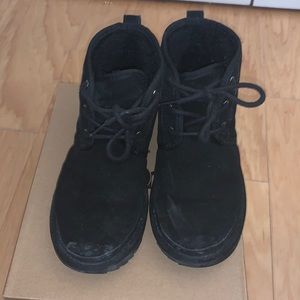 Neumel II Black Uggs